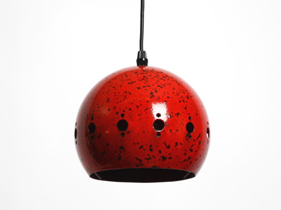 Image 1 of  Prachtige Mid Century Modern rood en zwart kleine geëmailleerde hanglamp met originele kap