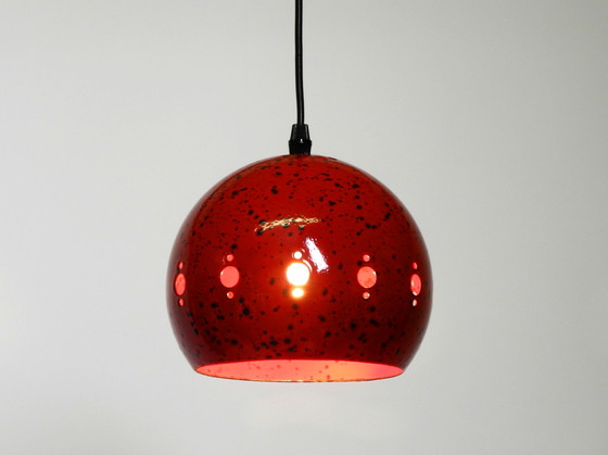 Image 1 of  Prachtige Mid Century Modern rood en zwart kleine geëmailleerde hanglamp met originele kap