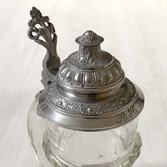 Image 1 of 1900 Boheemse Kristallen Bierpul met Gesneden Tinnen Deksel