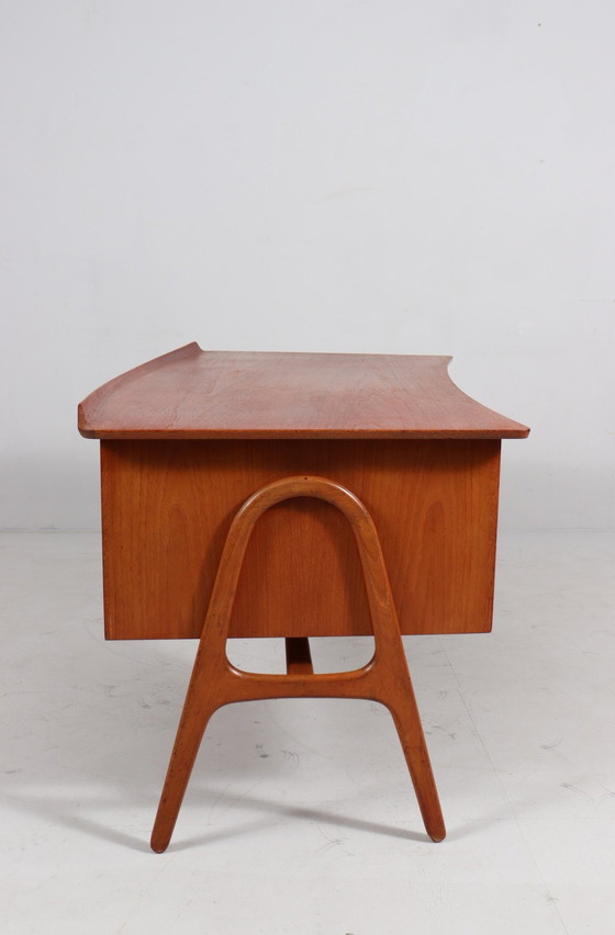 Image 1 of Gebogen Mid Century bureau in teak van Svend Åge Madsen voor Sigurd Hansen, Denemarken, jaren 1960