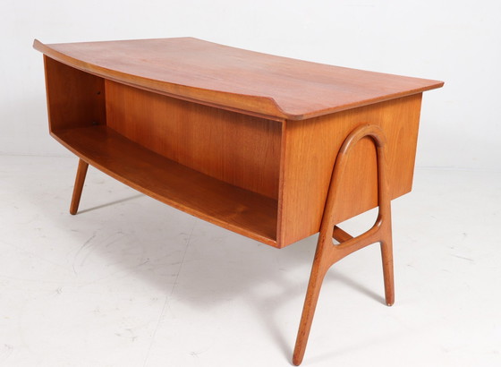 Image 1 of Gebogen Mid Century bureau in teak van Svend Åge Madsen voor Sigurd Hansen, Denemarken, jaren 1960