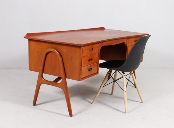 Image 1 of Gebogen Mid Century bureau in teak van Svend Åge Madsen voor Sigurd Hansen, Denemarken, jaren 1960