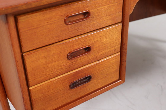 Image 1 of Gebogen Mid Century bureau in teak van Svend Åge Madsen voor Sigurd Hansen, Denemarken, jaren 1960