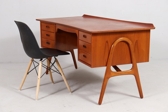 Image 1 of Gebogen Mid Century bureau in teak van Svend Åge Madsen voor Sigurd Hansen, Denemarken, jaren 1960