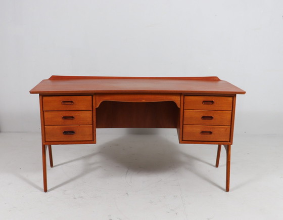 Image 1 of Gebogen Mid Century bureau in teak van Svend Åge Madsen voor Sigurd Hansen, Denemarken, jaren 1960