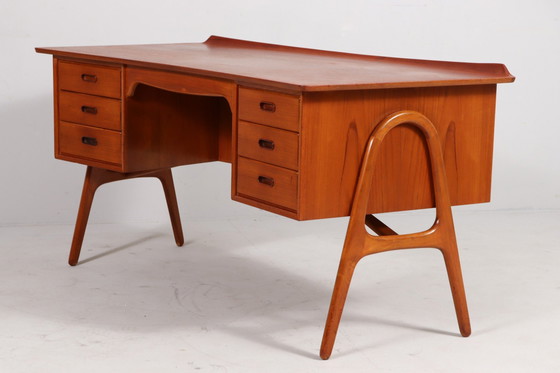 Image 1 of Gebogen Mid Century bureau in teak van Svend Åge Madsen voor Sigurd Hansen, Denemarken, jaren 1960