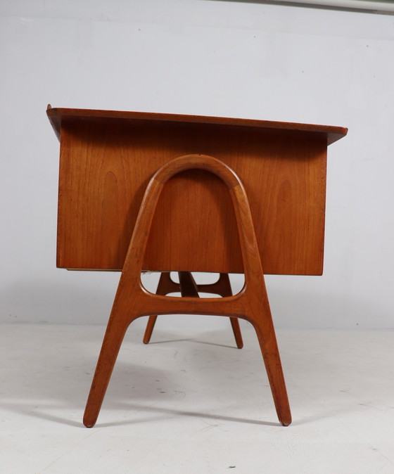 Image 1 of Gebogen Mid Century bureau in teak van Svend Åge Madsen voor Sigurd Hansen, Denemarken, jaren 1960