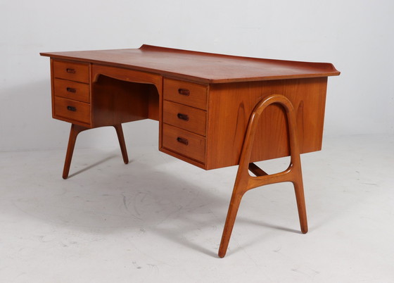 Image 1 of Gebogen Mid Century bureau in teak van Svend Åge Madsen voor Sigurd Hansen, Denemarken, jaren 1960