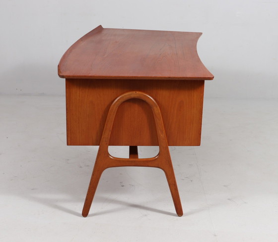 Image 1 of Gebogen Mid Century bureau in teak van Svend Åge Madsen voor Sigurd Hansen, Denemarken, jaren 1960