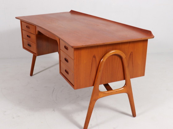 Image 1 of Gebogen Mid Century bureau in teak van Svend Åge Madsen voor Sigurd Hansen, Denemarken, jaren 1960