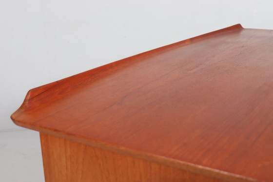 Image 1 of Gebogen Mid Century bureau in teak van Svend Åge Madsen voor Sigurd Hansen, Denemarken, jaren 1960