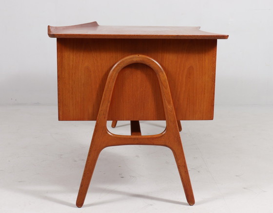 Image 1 of Gebogen Mid Century bureau in teak van Svend Åge Madsen voor Sigurd Hansen, Denemarken, jaren 1960