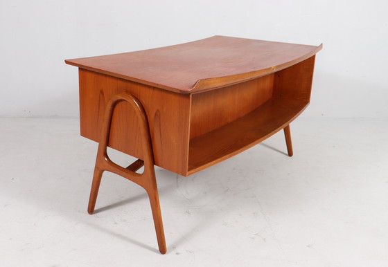 Image 1 of Gebogen Mid Century bureau in teak van Svend Åge Madsen voor Sigurd Hansen, Denemarken, jaren 1960