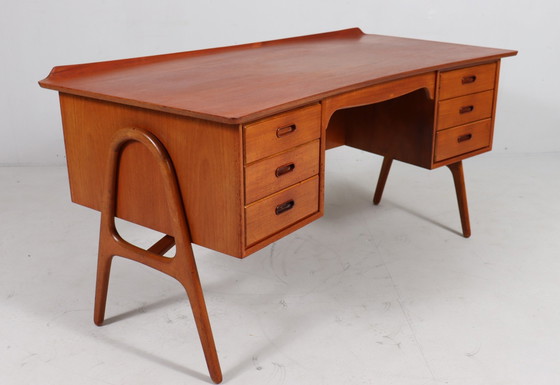 Image 1 of Gebogen Mid Century bureau in teak van Svend Åge Madsen voor Sigurd Hansen, Denemarken, jaren 1960