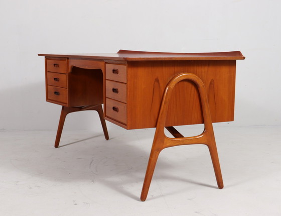 Image 1 of Gebogen Mid Century bureau in teak van Svend Åge Madsen voor Sigurd Hansen, Denemarken, jaren 1960