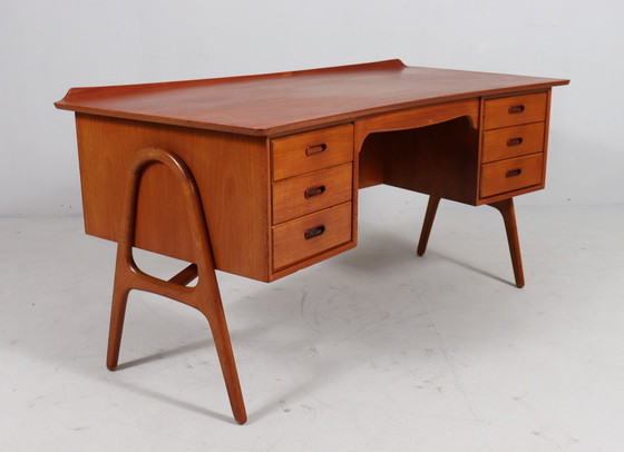 Image 1 of Gebogen Mid Century bureau in teak van Svend Åge Madsen voor Sigurd Hansen, Denemarken, jaren 1960