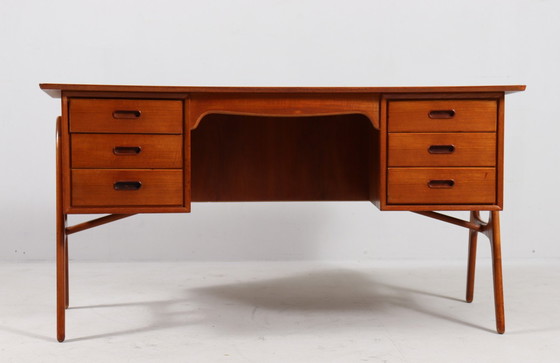 Image 1 of Gebogen Mid Century bureau in teak van Svend Åge Madsen voor Sigurd Hansen, Denemarken, jaren 1960