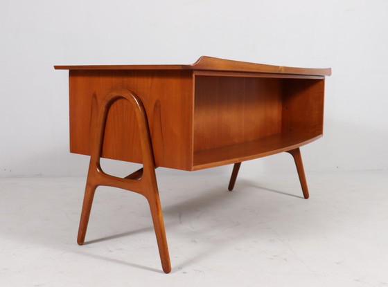 Image 1 of Gebogen Mid Century bureau in teak van Svend Åge Madsen voor Sigurd Hansen, Denemarken, jaren 1960