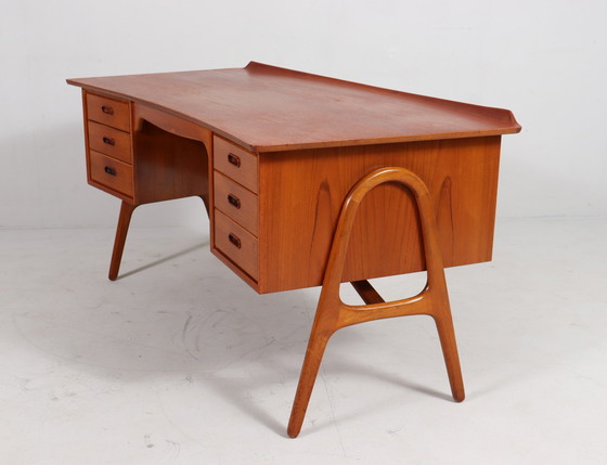 Image 1 of Gebogen Mid Century bureau in teak van Svend Åge Madsen voor Sigurd Hansen, Denemarken, jaren 1960