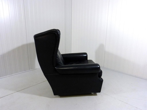Zwart leren vintage wingback fauteuil op wieltjes 1960's