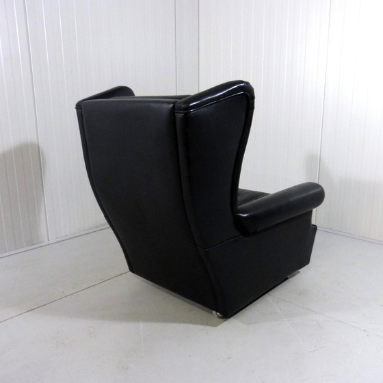 Image 1 of Zwart leren vintage wingback fauteuil op wieltjes 1960's