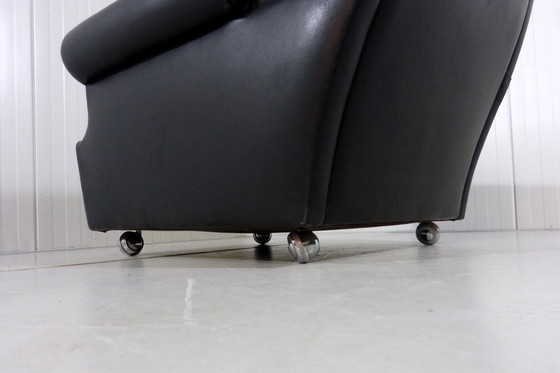 Image 1 of Zwart leren vintage wingback fauteuil op wieltjes 1960's