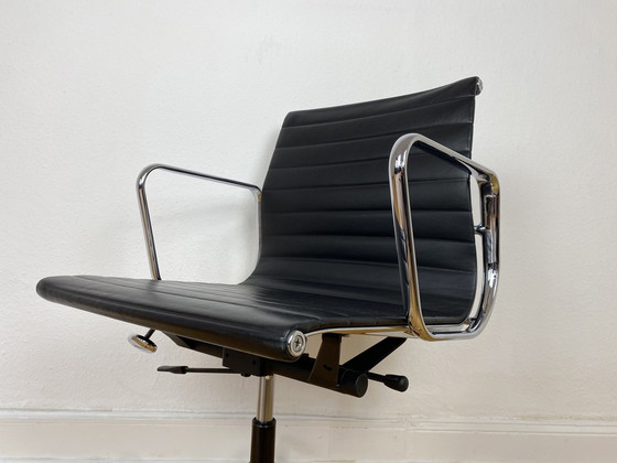 Image 1 of Vitra Aluminium stoel EA 117 bureaustoel van Charles & Ray Eames