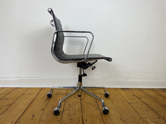 Image 1 of Vitra Aluminium stoel EA 117 bureaustoel van Charles & Ray Eames