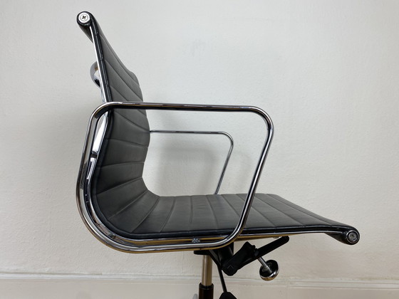 Image 1 of Vitra Aluminium stoel EA 117 bureaustoel van Charles & Ray Eames