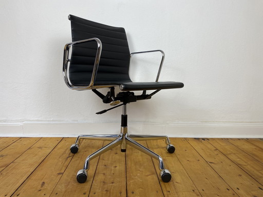 Vitra Aluminium stoel EA 117 bureaustoel van Charles & Ray Eames