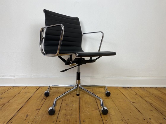 Image 1 of Vitra Aluminium stoel EA 117 bureaustoel van Charles & Ray Eames