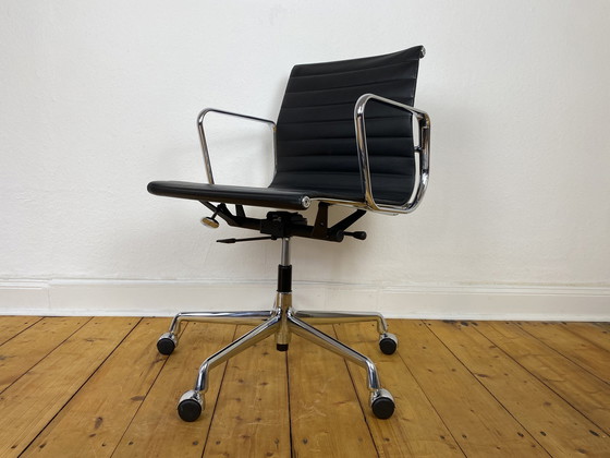 Image 1 of Vitra Aluminium stoel EA 117 bureaustoel van Charles & Ray Eames