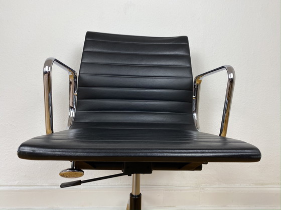 Image 1 of Vitra Aluminium stoel EA 117 bureaustoel van Charles & Ray Eames