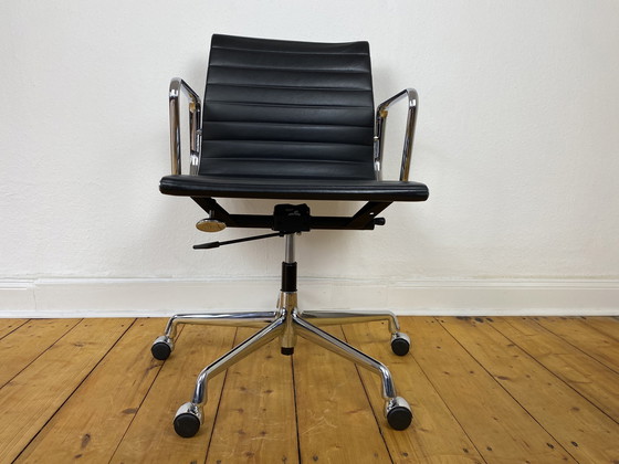 Image 1 of Vitra Aluminium stoel EA 117 bureaustoel van Charles & Ray Eames