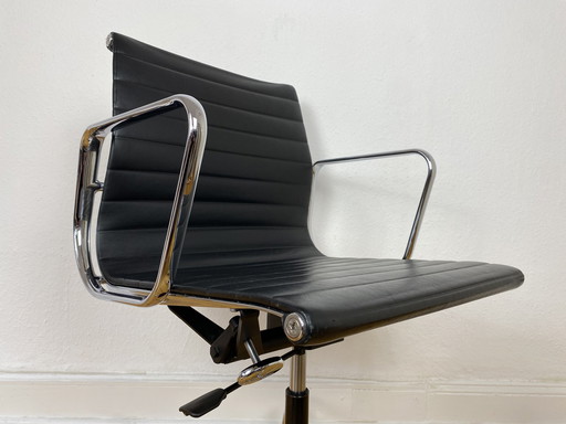 Vitra Aluminium stoel EA 117 bureaustoel van Charles & Ray Eames