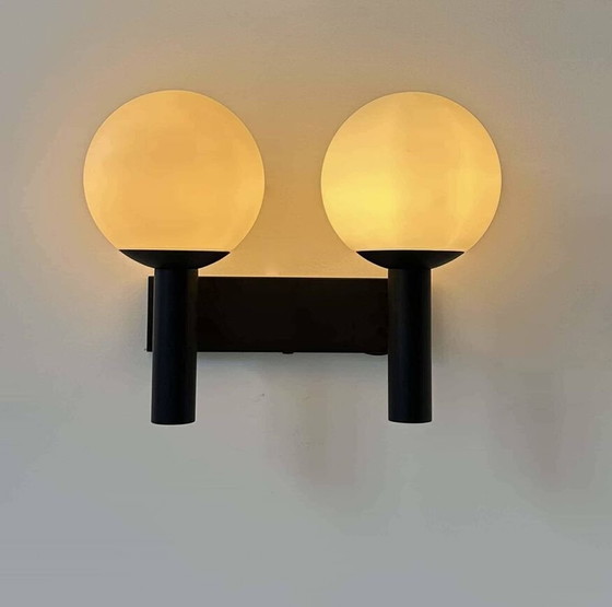 Image 1 of Dubbele wandlamp in opaline en zwart gelakt metaal van Raak - Nederland 1960