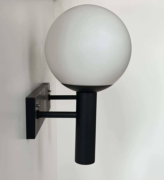 Image 1 of Dubbele wandlamp in opaline en zwart gelakt metaal van Raak - Nederland 1960