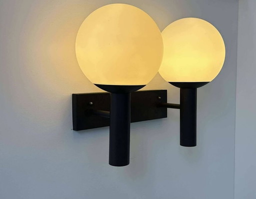 Dubbele wandlamp in opaline en zwart gelakt metaal van Raak - Nederland 1960