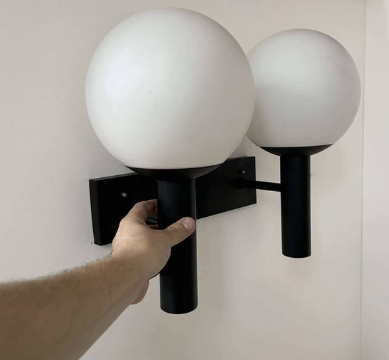 Image 1 of Dubbele wandlamp in opaline en zwart gelakt metaal van Raak - Nederland 1960