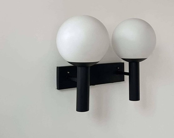 Image 1 of Dubbele wandlamp in opaline en zwart gelakt metaal van Raak - Nederland 1960