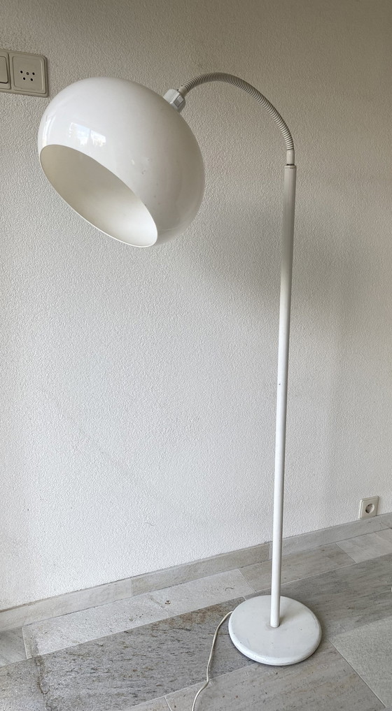 Image 1 of Staande Lamp Met Kunststof Bolle Kap