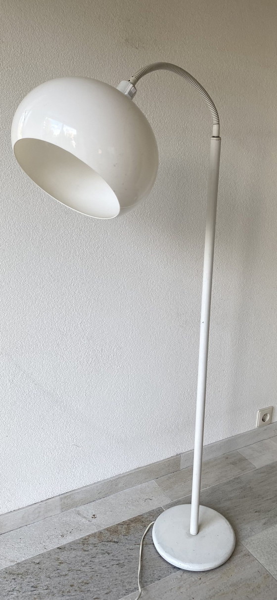 Image 1 of Staande Lamp Met Kunststof Bolle Kap