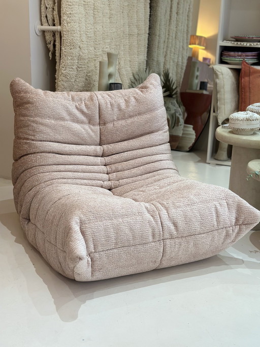 Togo stoel Ligne Roset Velours Rose Poudré