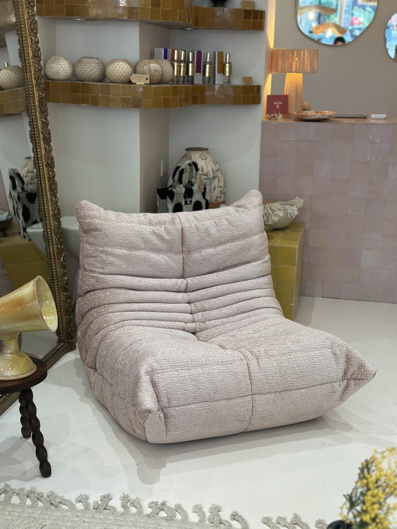 Image 1 of Togo stoel Ligne Roset Velours Rose Poudré