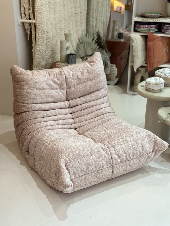 Image 1 of Togo stoel Ligne Roset Velours Rose Poudré