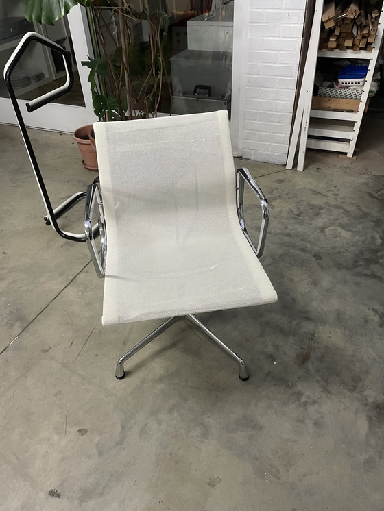 Image 1 of Vitra Eames EA108 stoel