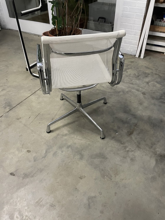 Image 1 of Vitra Eames EA108 stoel