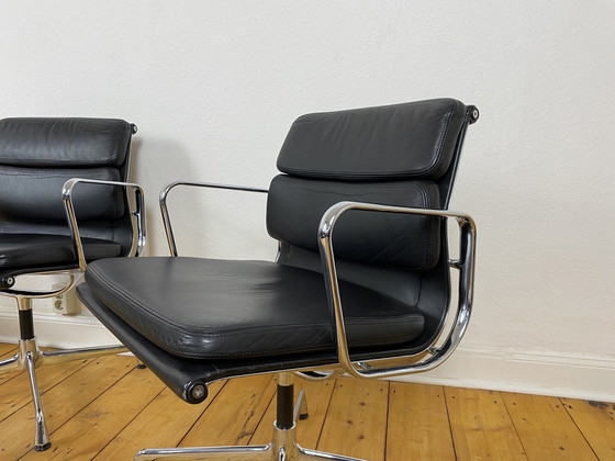 Image 1 of Set van 4 Eames stoelen met zachte bekleding EA 207 Vitra bureaustoel