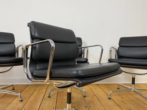 Set van 4 Eames stoelen met zachte bekleding EA 207 Vitra bureaustoel