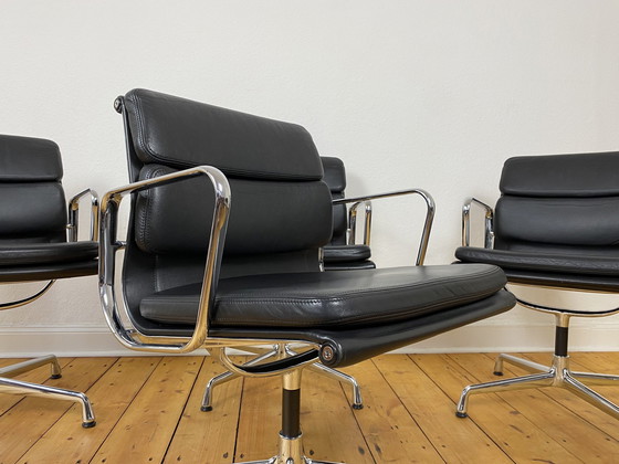 Image 1 of Set van 4 Eames stoelen met zachte bekleding EA 207 Vitra bureaustoel